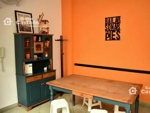 Impórtate propiedad en esquina 1 cuadra de estación florida local comercial con PH vivienda.