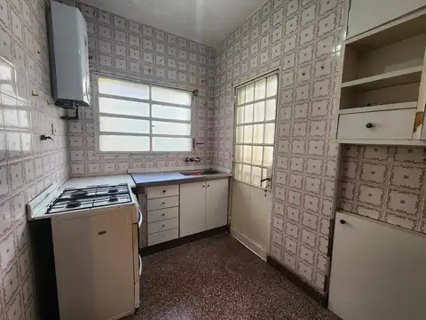 VENTA CASA DE PASILLO DE DOS DORMITORIOS CON TERRAZA