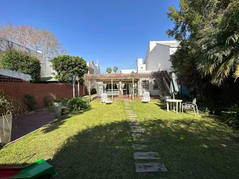 VENTA CASA TRES DORMITORIOS CON AMPLIO JARDIN Y LOTE ALBERDI RIO