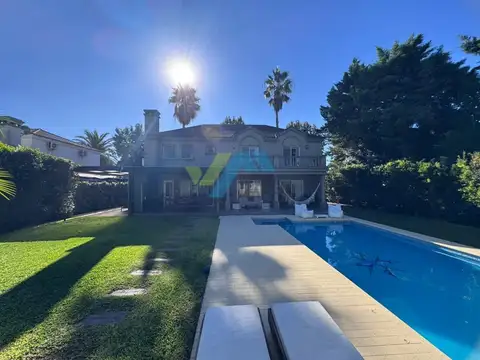 Casa 7 ambientes con 5 baños