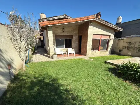 Casa sobre lote de 500m2 con gran potencial.