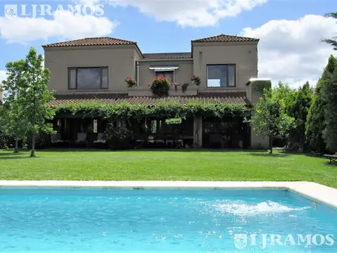 Casa 7 ambientes con 3 baños