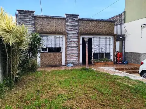 Casa 6 ambientes con 2 baños