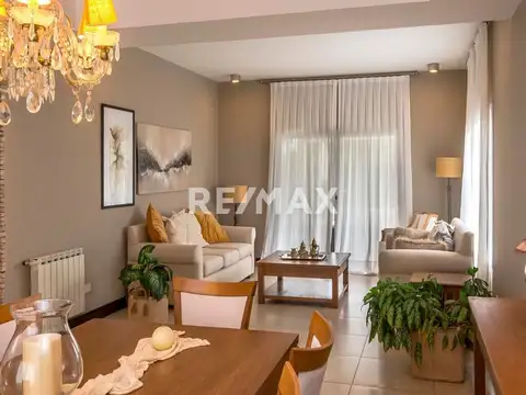 Casa 8 ambientes con 3 baños