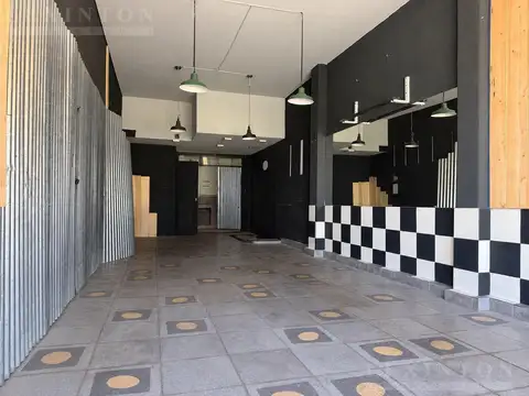 Local en Martínez Sobre Av Libertador 3.7x12 de frente más Subsuelo