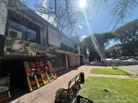 Local en Martínez Sobre Av Libertador 3.7x12 de frente más Subsuelo