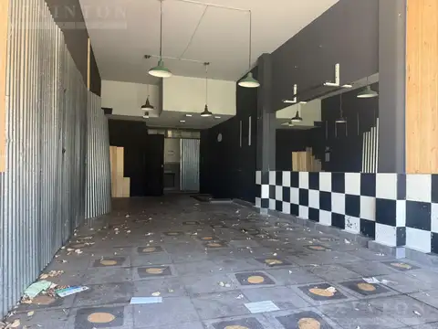 Local en Martínez Sobre Av Libertador 3.7x12 de frente más Subsuelo