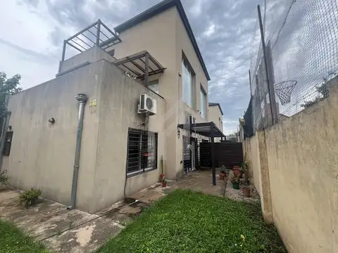 APTO CREDITO! DOS AMBIENTES CON DOBLE COCHERA Y JARDIN DE USO EXCLUSIVO