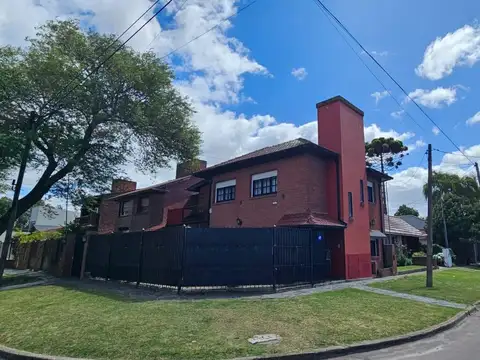 Casa 5 ambientes con 3 baños