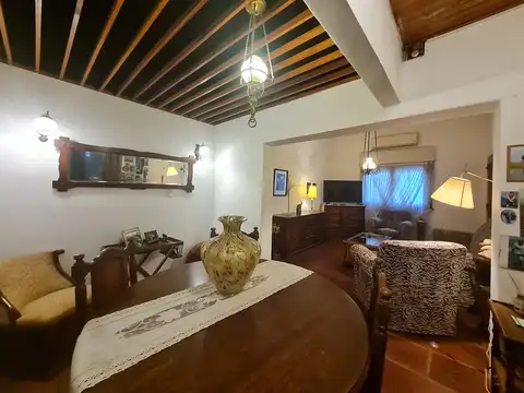 Casa 5 ambientes con 2 baños