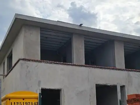 Casa en venta en Carpinchos, 4 dormitorios -escritorio -lote interno