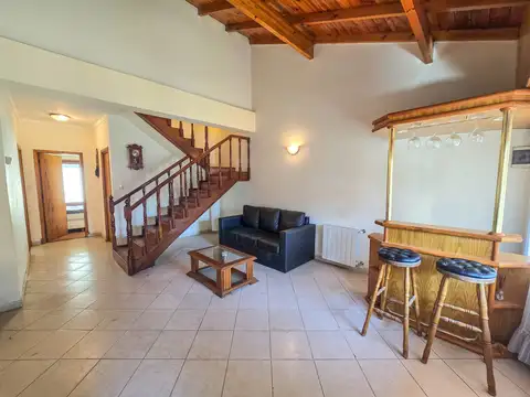 Casa 5 ambientes con parque- Mogotes