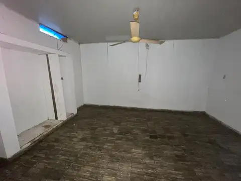 Casa 11 ambientes con 2 baños