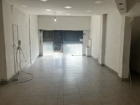LOCAL 80m2 2 BAÑOS CON VIDIRERA DE BLINDEX Y CORTINA ENTERA