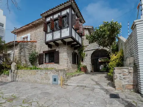 DISTINGUIDA CASA DE ESTILO C/ GRAN PARQUE - Z/STELLA MARIS.