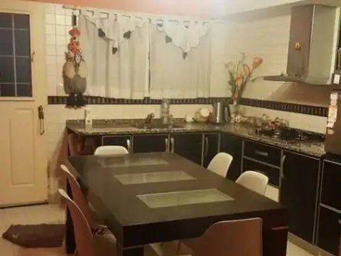 TRIPLEX 5 AMBIENTES CON COCHERA