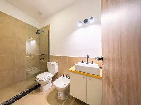 Casa en venta en Echesortu con patio y parrilla.