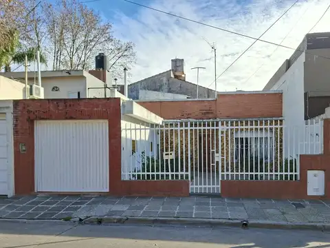 VENTA DE CASA 4 AMBIENTES EN VILLA SARMIENTO