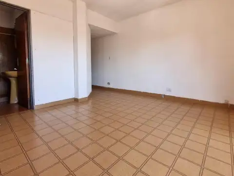 Caseros centro. Departamento monoambiente con balcón
