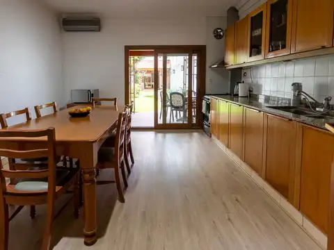 Casa 6 ambientes con 4 baños
