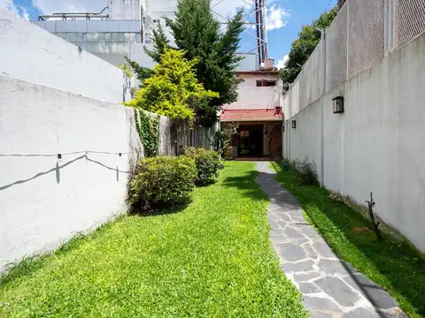 Venta 5 amb + playroom, cochera, jardin, quincho.