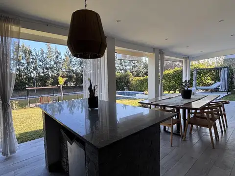 Casa 6 ambientes con 4 baños