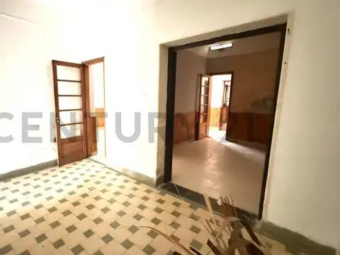 Casa 10 ambientes con 2 baños