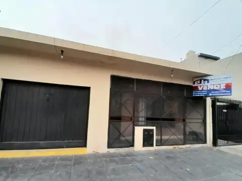 Venta de casa s/amplio fondo y pileta.