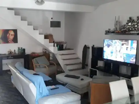 Venta de casa s/amplio fondo y pileta.