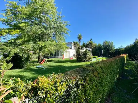 Casa en Venta con 2 cocheras