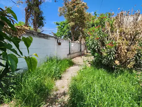 Casa con 2 Locales en la Reja  234m2