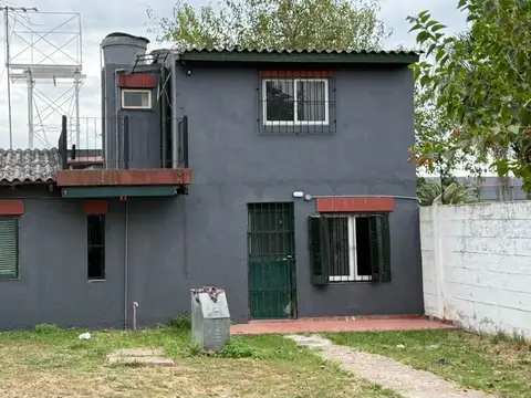 Casa con 2 Locales en la Reja  234m2