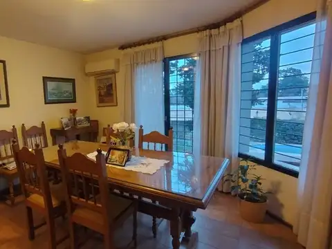 Casa 8 ambientes con 2 baños