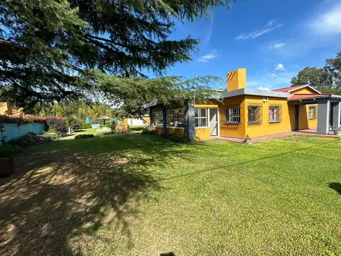 Casa 9 ambientes con 3 baños