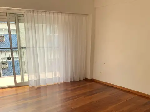 Un ambiente semipiso Soleado luminoso balcón frente