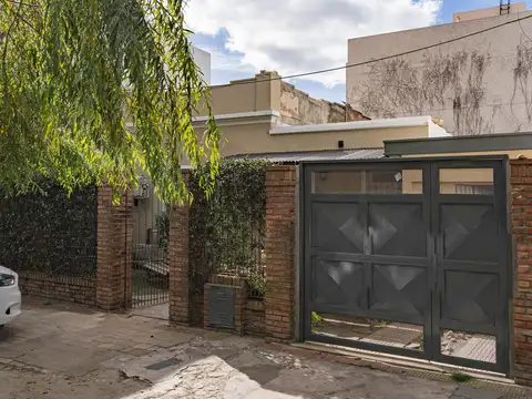 VENTA CASA EN LOTE PROPIO PILETA TAPIALES
