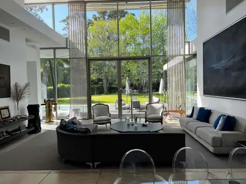 Casa en Alquiler con 4 cocheras