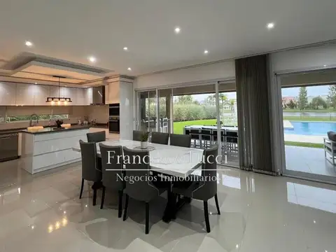 Casa en venta 6 ambientes con fondo a laguna en Terravista