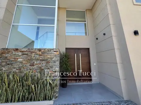 Casa 6 ambientes con 4 baños