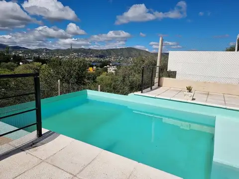 EXCELENTE CASA EN VENTA EN VILLA CARLOS PAZ, 2 DORMITORIOS, PILETA, VISTA PANORÁMICA, DE 4 AÑOS