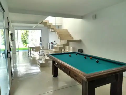 Casa en Alquiler con 2 cocheras