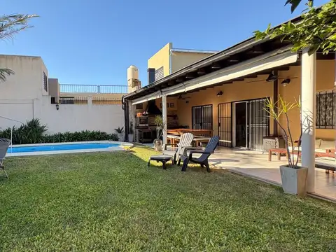 CASA 4 AMB EN VENTA C/PARQUE Y PILETA EN BANFIELD
