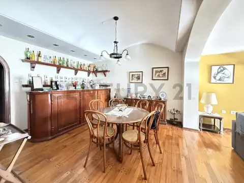 Venta Casa 6 ambientes en Castelar Norte con pileta