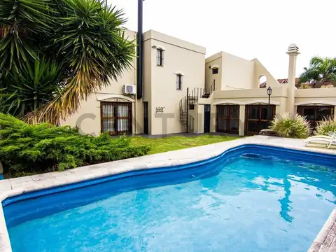 Venta Casa 6 ambientes en Castelar Norte con pileta