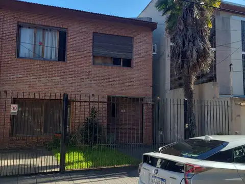 Casa en 5 amb con entrada de auto. Lindo living-com. Toilette de recepción. Cocina jardín pileta