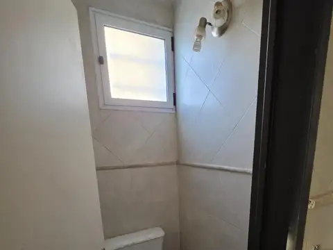 LOCAL CON ENTRE PISO Y BAÑO