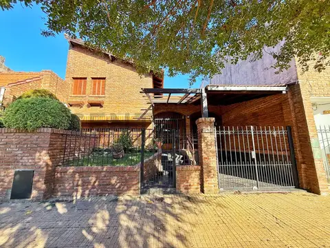 Casa de 3 dormitorios con patio, parrilla y cochera en VENTA