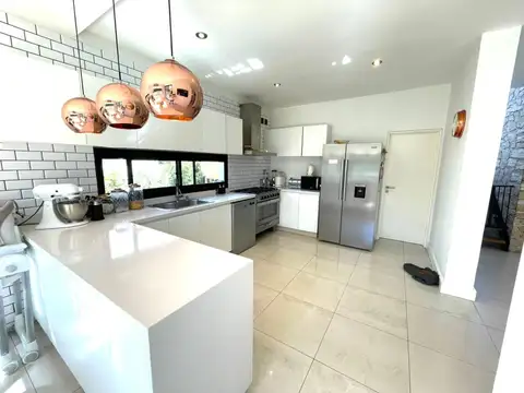 Casa 4 ambientes con 4 baños