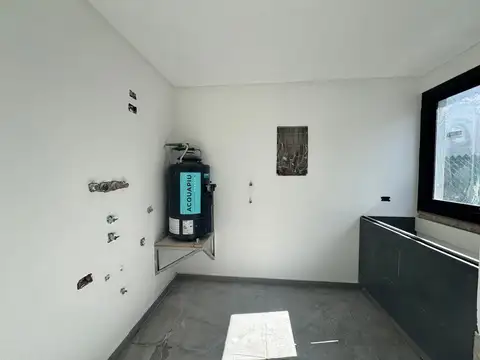 Casa 4 ambientes con 2 baños