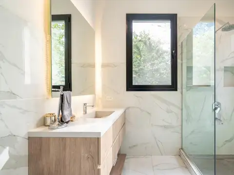 Casa en alquiler temporario sobre lote central de 2.400 m2 en Chacras del ocho, al lado de Pilará